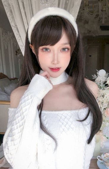 边亲边把手放衣服里发出声音
